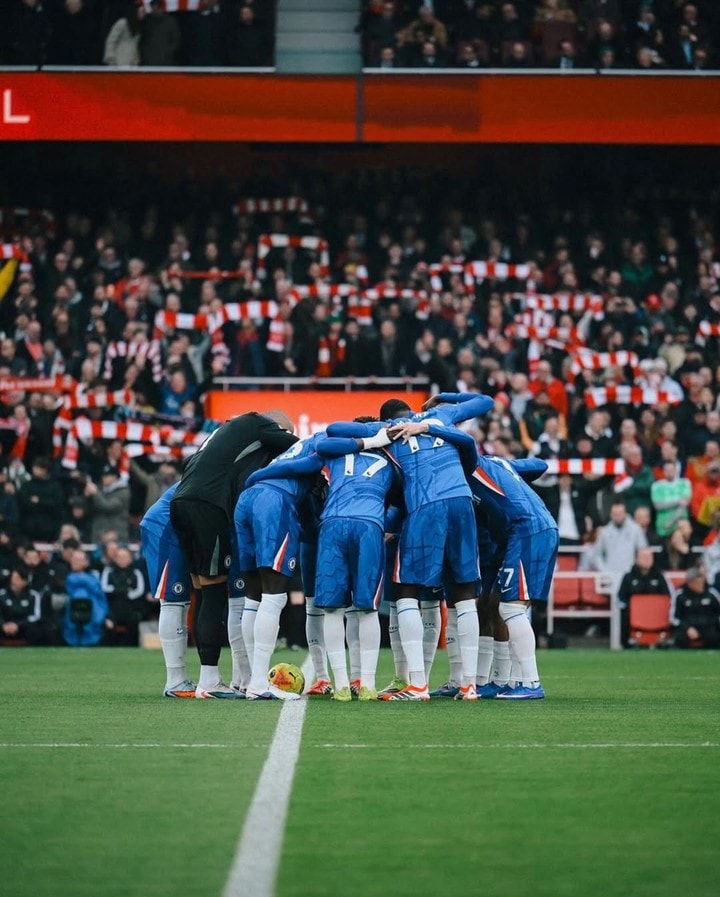 "심판 둘러싸고 뭐하는 거야?" 첼시 선수단 한가운데 '주심 가두기' 논란 폭발...PGMOL 징계 가능성까지