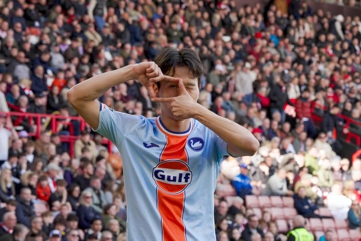 손흥민 연상케 하는 70미터 단독 돌파! '찰칵 세레머니' 엄지성, 환상 도움으로 3경기 연속 골 관여→레스터전 1-0 승리 견인