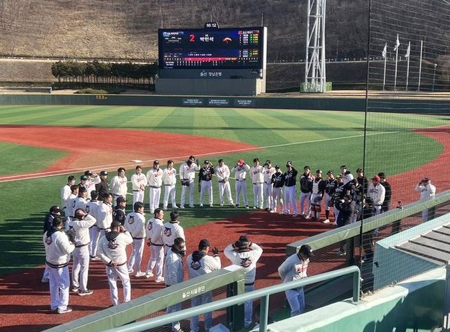 문수야구장 달군 1500명 열기…울산 웨일즈, LG·NC와 격돌