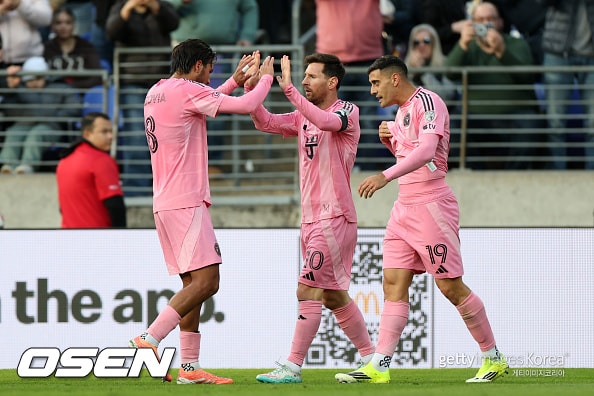 ‘900골 대기록’ 노리는 리오넬 메시의 도전 멈췄다. ‘라이벌’ 호날두 따라잡을 수 있을까