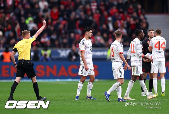 ‘뭐 이런 심판이 다 있나?’ 뮌헨 끝까지 9명이 싸웠는데 알고보니 오심 “내가 잘못된 판단을 했다”
