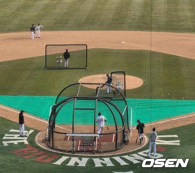 ‘50억’ KS MVP가 특타라니…패무무패패 충격 부진, 베테랑들 퇴근 거부→60분 추가 훈련 자청하다 [오!쎈 수원]