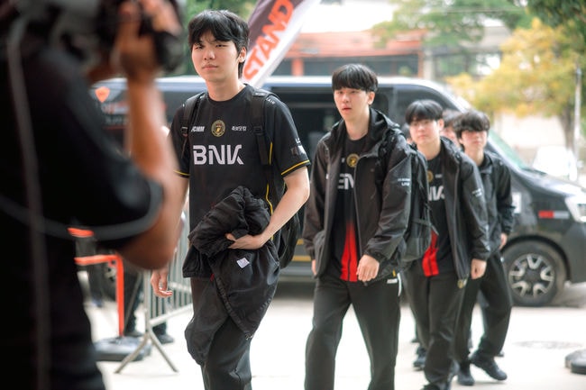 [퍼스트 스탠드] 4강 불씨 살린 피어엑스, 베트남 강호 TSW 꺾고 G2와 최종전 격돌