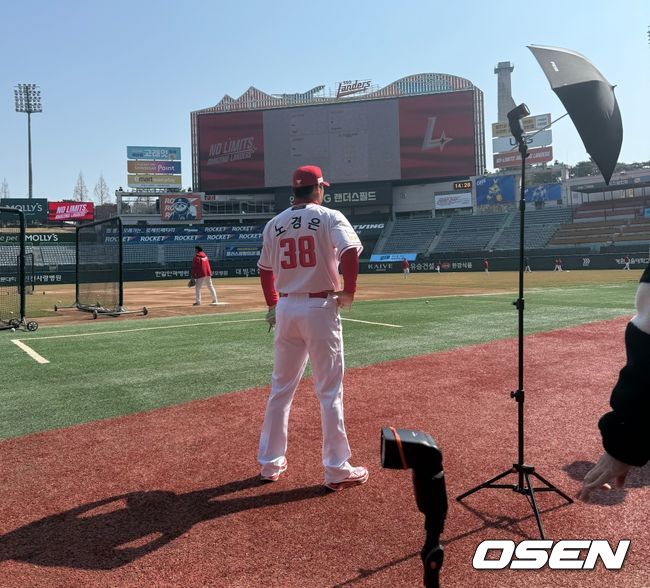 가장 늦게 퇴근! '최고령 홀드왕' 비결? 노경은 프로필 사진 촬영 바라본 감독의 감탄, "50세까지 야구했으면"