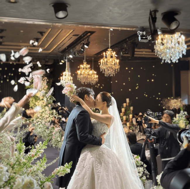 “평생 행복하길” 이민우♥이아미, 두 딸과 함께한 결혼식..행복한 네 가족 [핫피플]