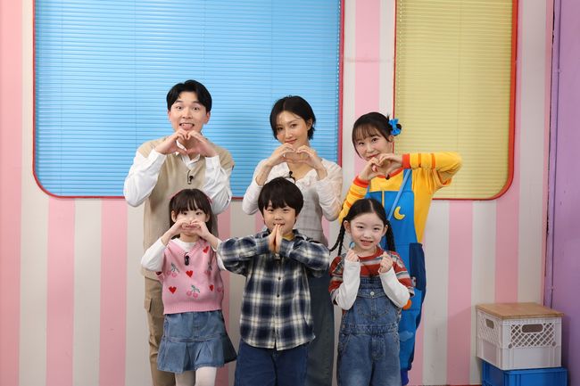 화사, '뽀뽀뽀' 전격 출연..진한 화장 싹 지우고 청순하게 등장 [공식]