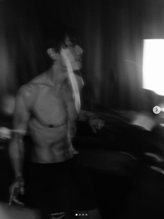 박효신, 상의 탈의했다..가슴 속 '십자가' 문신