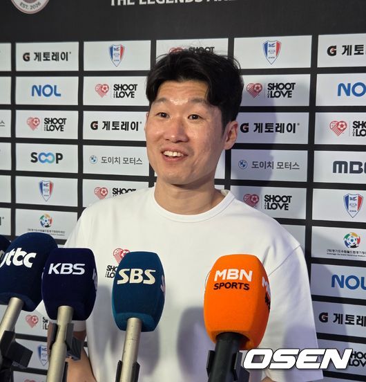 '주장 완장 차고 7분' 추억 선사한 박지성 "무릎 괜찮다...병근이 형 태클은 문제 될 일 아니었어"[수원톡톡]