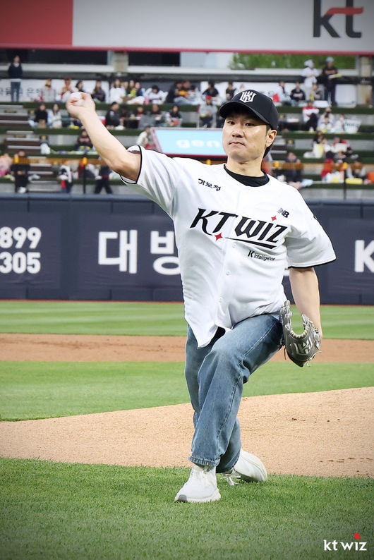 KT 장애인의 날 맞아 뜻깊은 시구…韓 최초 스노보드 패럴림픽 동메달리스트 마운드에 오르다