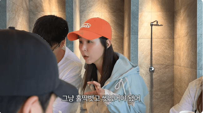 "설명도 없이 다 벗으라고..." 신지, 예능 촬영 샤워실서 겪은 역대급 당황 사연 ('어떠신지') [순간포착]