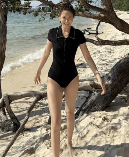 설현, 기럭지 대단하네...해변에서 '건강미' 뽐냈다