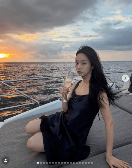 혜리, 몰디브 휴가 제대로 즐겼네..요트 위 샴페인 들고 ‘여신’ 자태