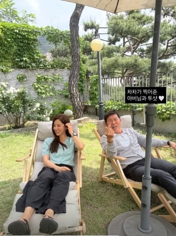 차범근, 손녀 앞 미소까지 무장해제..한채아와 나란히 앉아 손하트 “차차가 찍어준 투 샷”