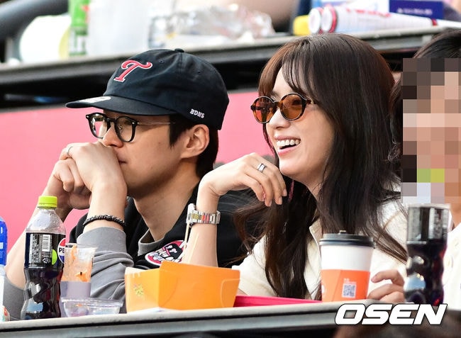 한효주·공명, 깜짝 야구장 등장에 열애 오해까지..직관 목격담 화제 [Oh!쎈 이슈]