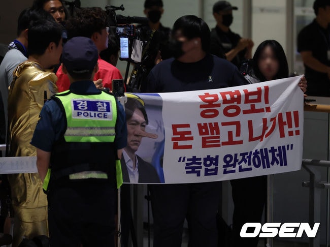 "홍명보, 8년 전 계란 세례→이번엔 살해 협박" 美 매체도 주목..."충격패 한국, 3주 전과는 너무나 다른 광경이었다"