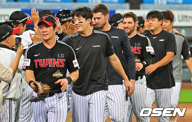 1위 자리 하루만에 되찾다...14안타 폭발, 역전승으로 되갚다, 염갈량 "2타점과 홈 보살 공수에서 홍창기 활약이 컸다"