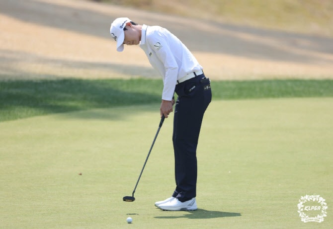 부진 탈출 위해 처음 '퍼트 역그립' 시도한 박성현, 7개 '버디쇼'