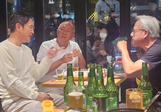 `20돌` 깐부치킨 내실 다진다...젠슨황 치맥회동 효과 톡톡