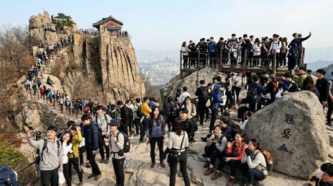 SNS 타고 늘어난 2030 등산객 ... 초보 등산객이주의해야 할 손· 손목 부상