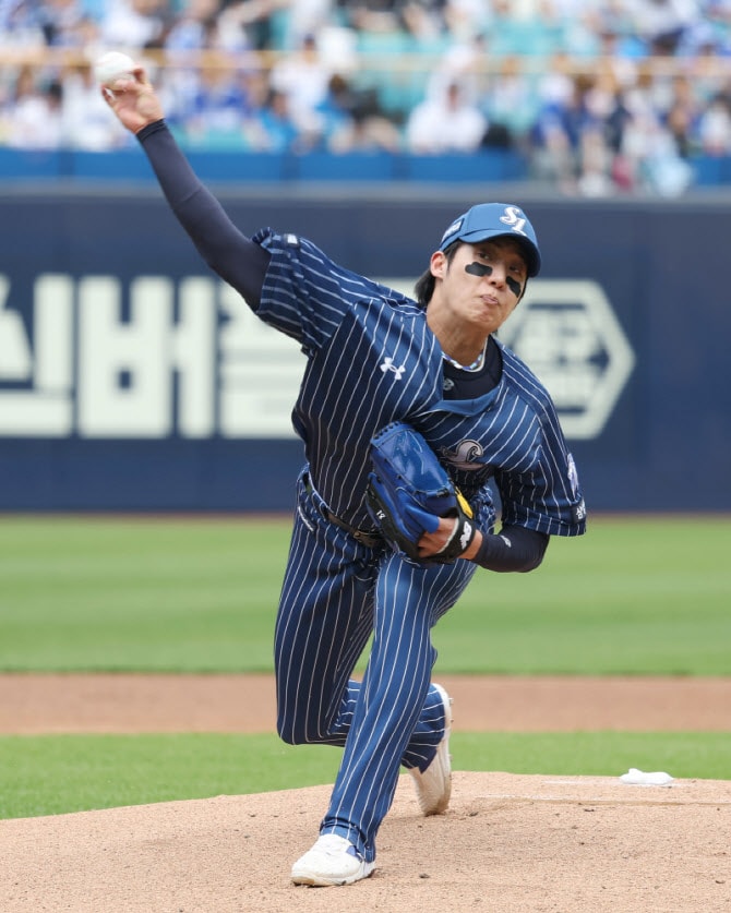 삼성 원태인 하극상 논란에…강민호 "버릇 없는 후배 없다" 해명