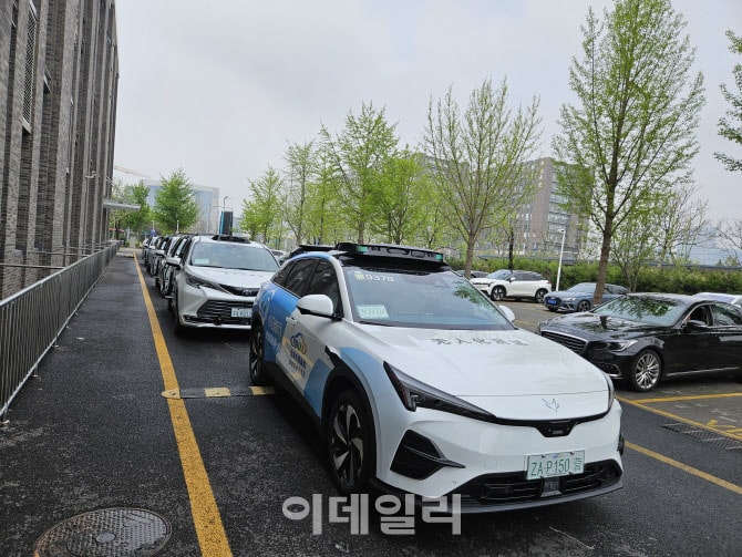 매끄러운 속도조절에 멀미 걱정 뚝, '음악 틀어줘' 말하자 노래방 변신