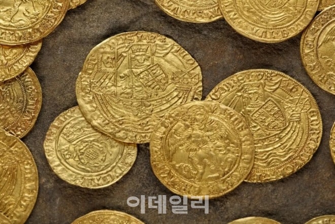 바닥 팠더니 금화가 '주르르'