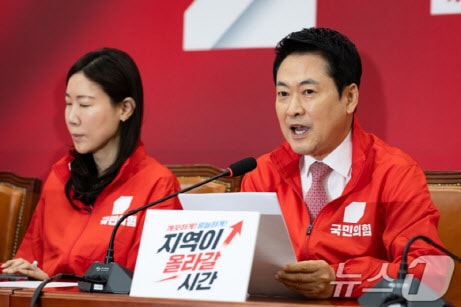 '직함' 떼고 靑 비판한 장동혁…"투자자에 사과하라"