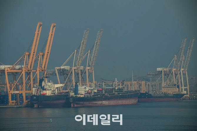 국제유가, "호르무즈 통행량 증가" 언급에 하락…WTI 90달러 아래로