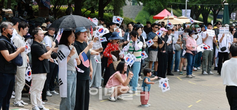 경찰, 잠실 개표소 시위대 불법행위에 "생각없이 동조했다 패가망신"