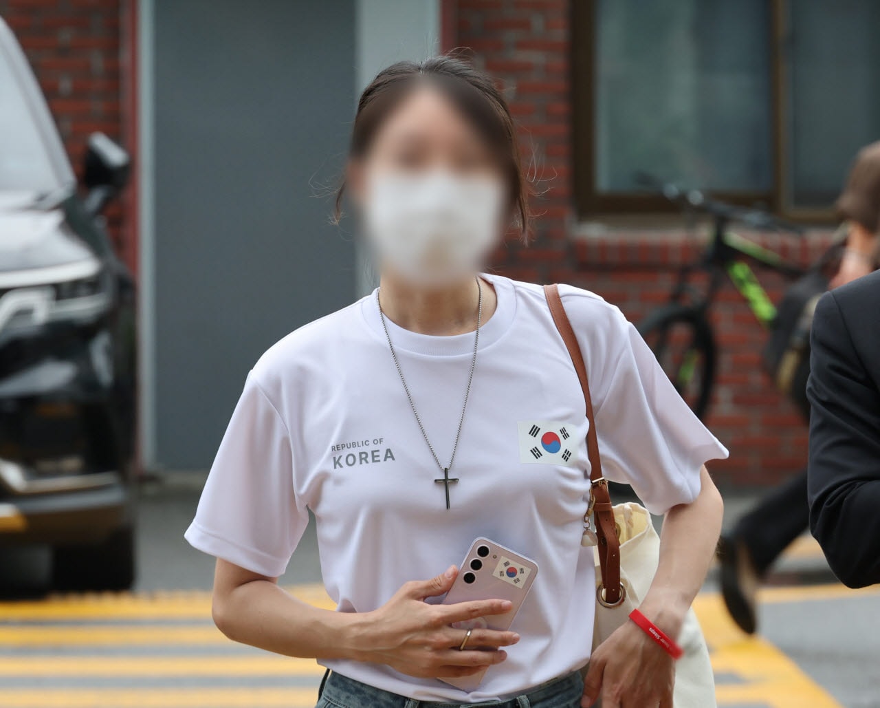 "대가 치르겠다"…태극기 티 입은 '올다르크', 경찰 출석