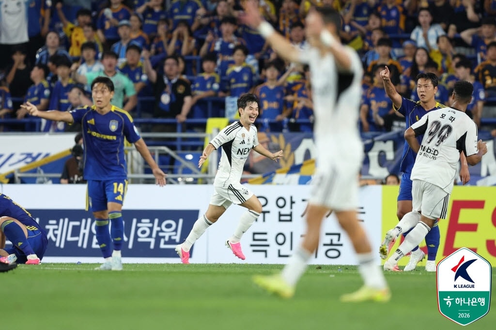 축구협회, '현대가 더비' 선수-심판 충돌 장면에 "오심 아니다"