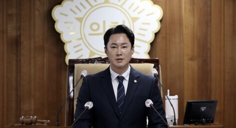 여재만 국민의힘 구의원, 중증장애 사무국장 마구 폭행...‘검찰 송치’