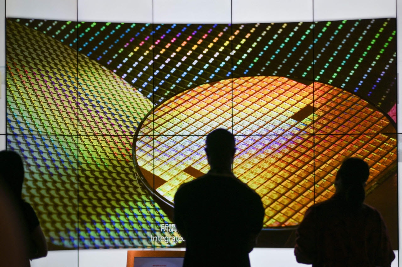 삼성·TSMC 손 뗀 구형 반도체, 공급난에 가격 줄인상
