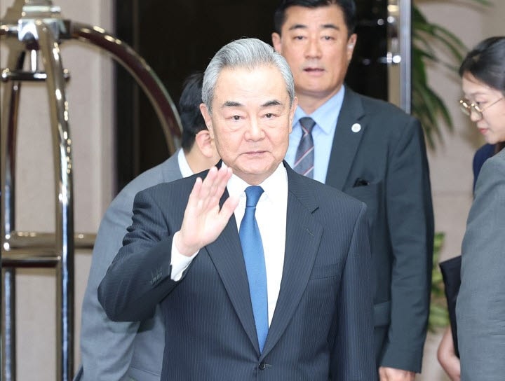 이 와중에 '中외교수장' 왕이 방한…시험대에 오른 韓 외교