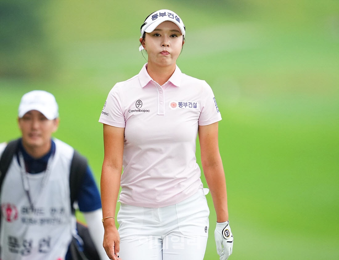 [골프IN화보] 문정민, BC카드·한경 KLPGA 챔피언십 2라운드 맹타… '공동 4위 도약'