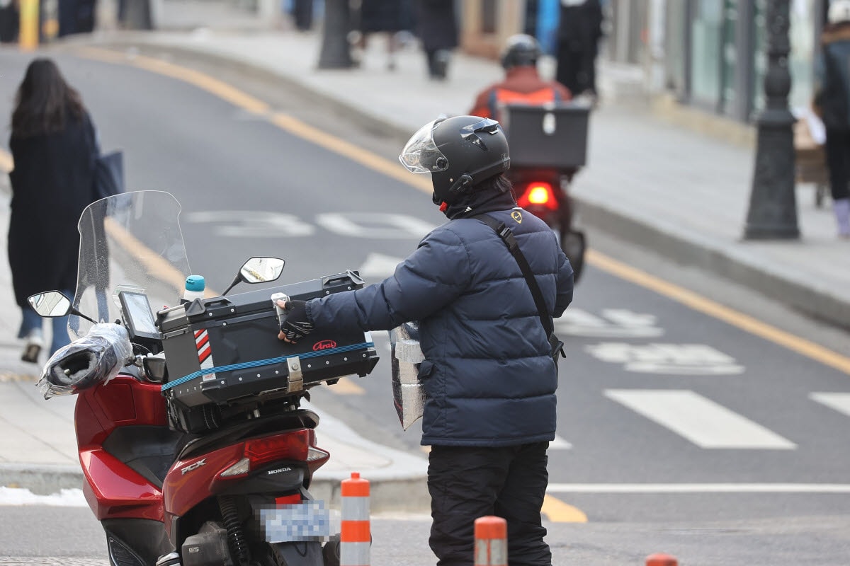 “사회복지사끼리 결혼하면 기초수급자”…주말마다 투잡 뛰는 청년복지사