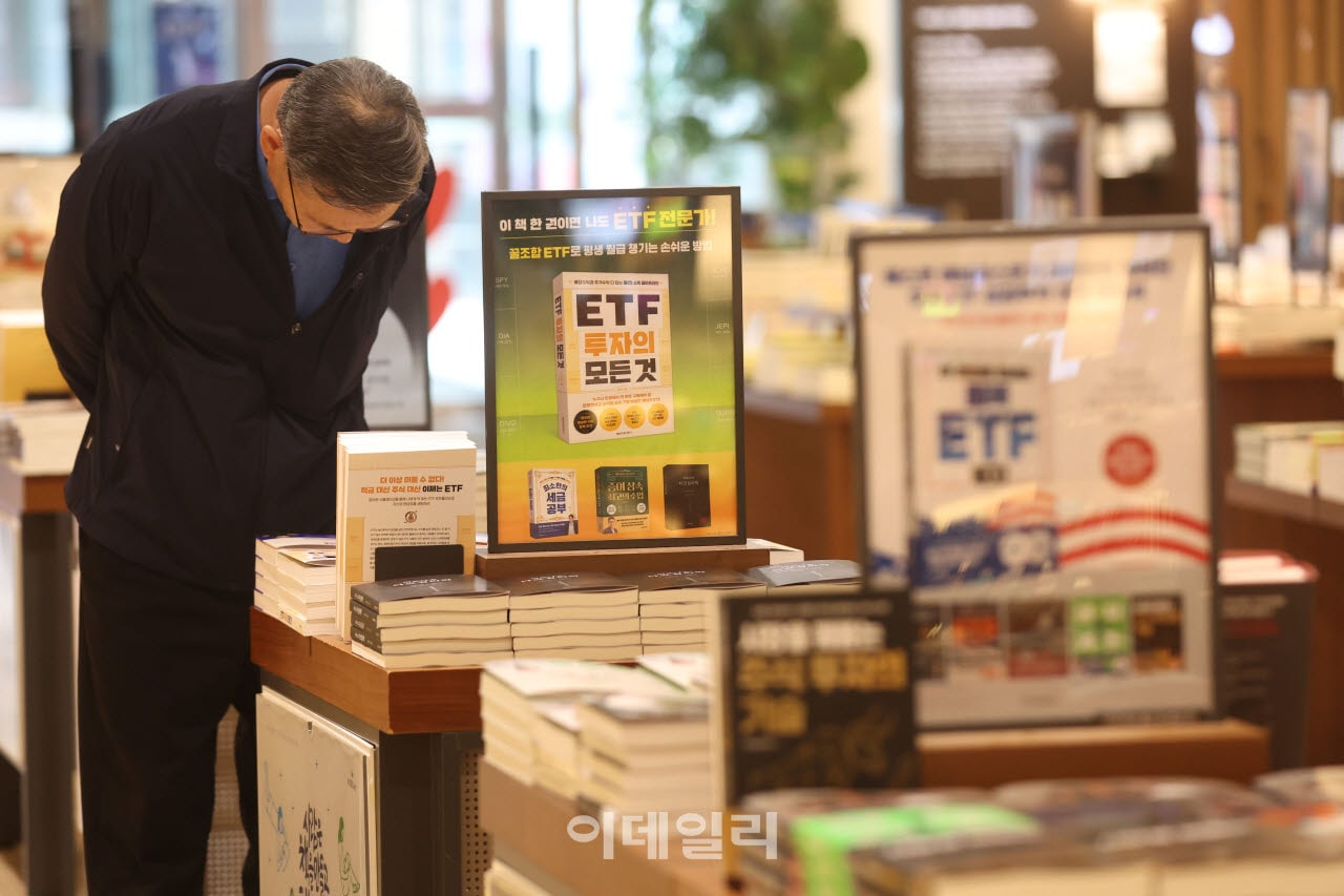 똑같은 책 1631권 '폭풍 구매'…베스트셀러 만든 유명 작가의 꼼수