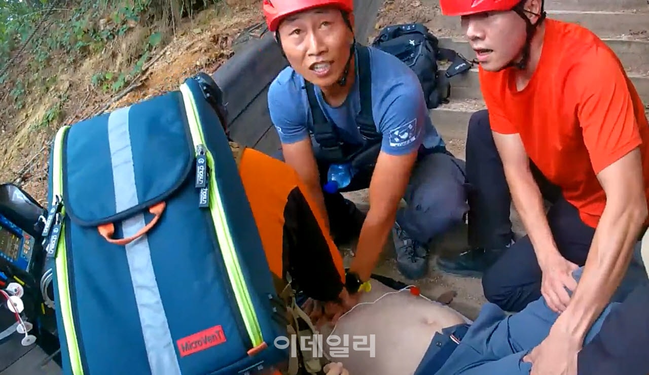 경기북부소방 산악구조대, 북한산 심정지 등산객 구조