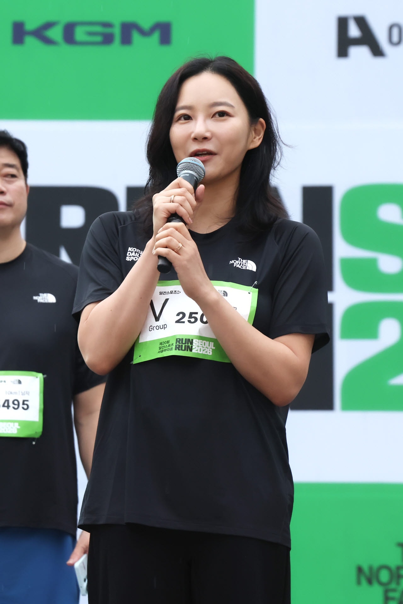 쌍둥이 유모차 밀고, 완주 메달과 찰칵…가을비 뚫은 1.2만 러너 열정
