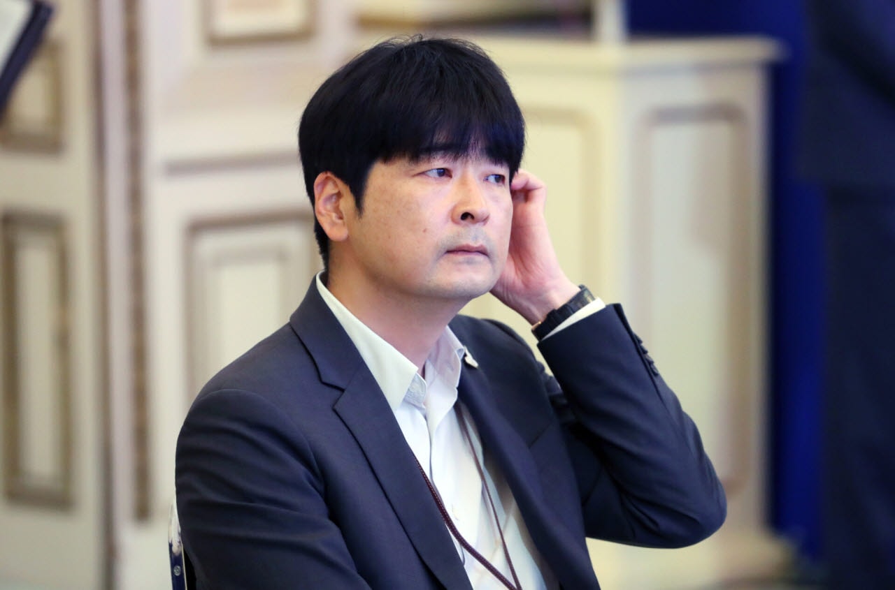 탁현민, 회견 앞둔 이 대통령에 “시사프로 진행자 5명과 대담” 제안
