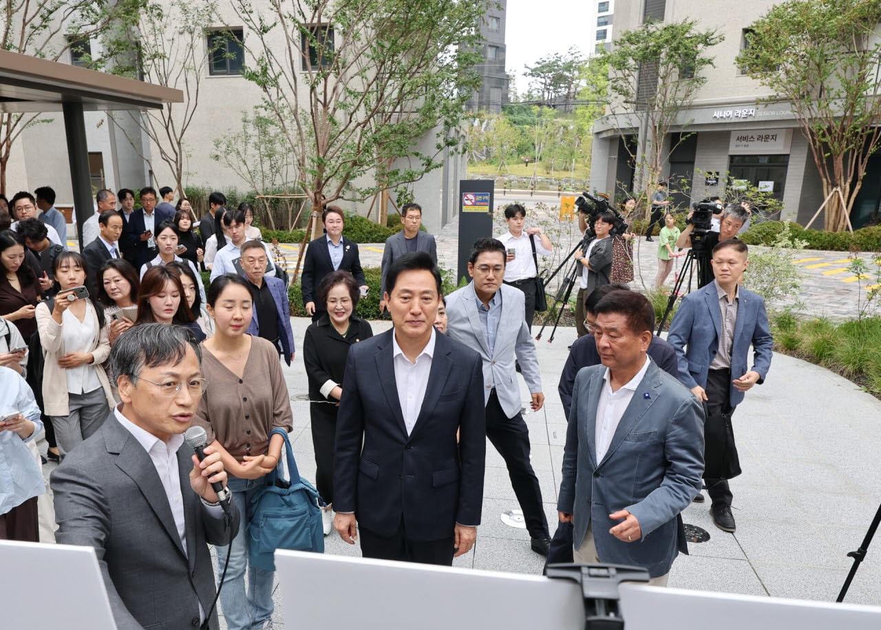 낡은 주거지, 새 아파트로…'모아주택 1호' 방문한 吳 "부동산 시장 안정 시킬 대책&quo...