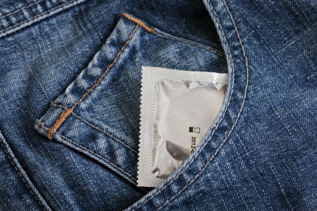 "불량 콘돔 팔아 임신 늘려야"…홍콩 재벌 저출생 대책 '발칵'