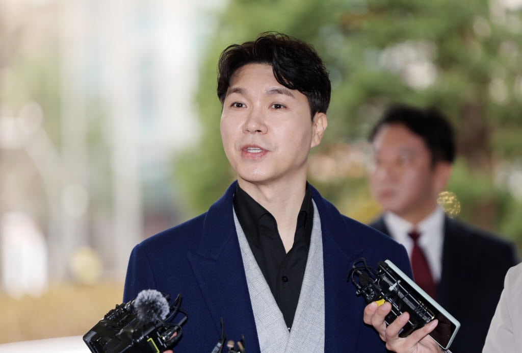 박수홍 형·형수 상대 98억 손배소, 선고 또 연기…5년 넘긴 공방