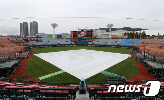 '남부 지방 거센 비' 프로야구 부산 롯데-NC전, 우천 취소