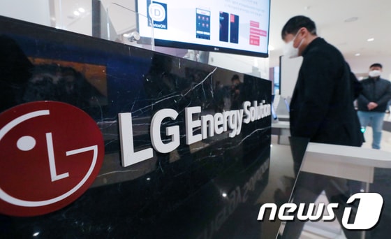 경찰, '가족 연계 中업체에 100억 자문료' LG엔솔 전 사장 배임 수사