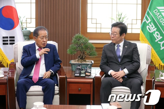 李대통령, 외연확장 본격화…홍준표 오찬에 '비명·보수' 동시 끌어안기