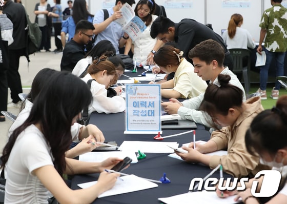 [단독] 외국인 취업비자 33년 만에 대수술…'숙련도·임금' 최우선