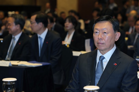 롯데 신동빈, 롯데칠성서 연봉 22.5억 수령…전년比 12.4억↓