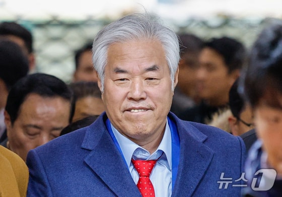 석방되자마자 집회 나간 전광훈 "보석 조건 위반" 고발당해