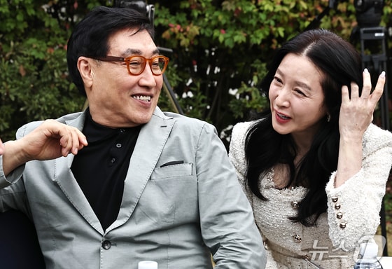 [뉴스1 ★] 이영애, 20세 연상 남편 정호영과 공식석상…이재·샘 킴과 인사